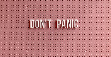 Pinke Pinnwand auf welcher die Wörter Don´t Panic aufgepinnt sind