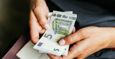 frau_die_euroscheine_in_der_hand_haelt