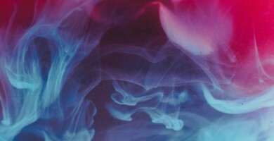 Blau-Rotes künstlerisches Ambiente mit Zigarettenraus