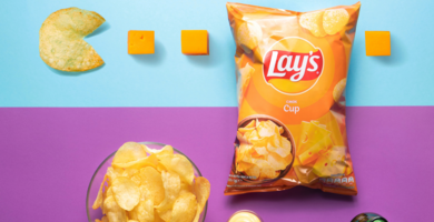 chipstuete_mit_chips_und_kaese_und_dip_auf_farbigem_hintergrund