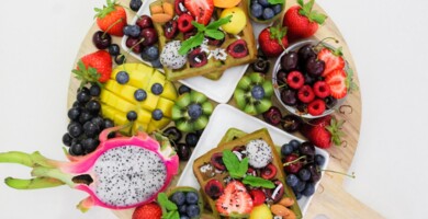 holzbrett_auf_dem_viele_verschiedene_obstsorten_liegen_draufsicht