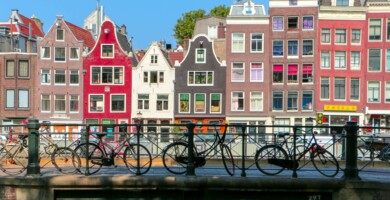 niederlaendisches_stadtbild_mit_fahrraedern_und_wasser_mit_typischen_haeuserfronten