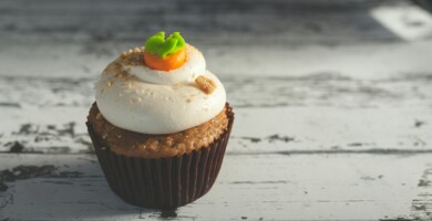 Infused_Cannabis_Karotten_Muffin_mit_Creme_Und_Karotte_als_Topping