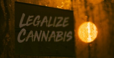 Legalize Cannabis Schild mit Bokeh Effekten auf nasser Glasscheibe