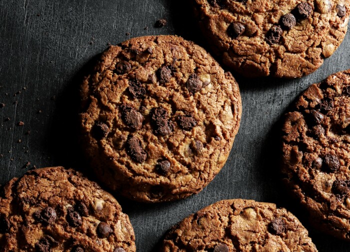 chocolate_cookies_auf_einem_dunklen_untergrund