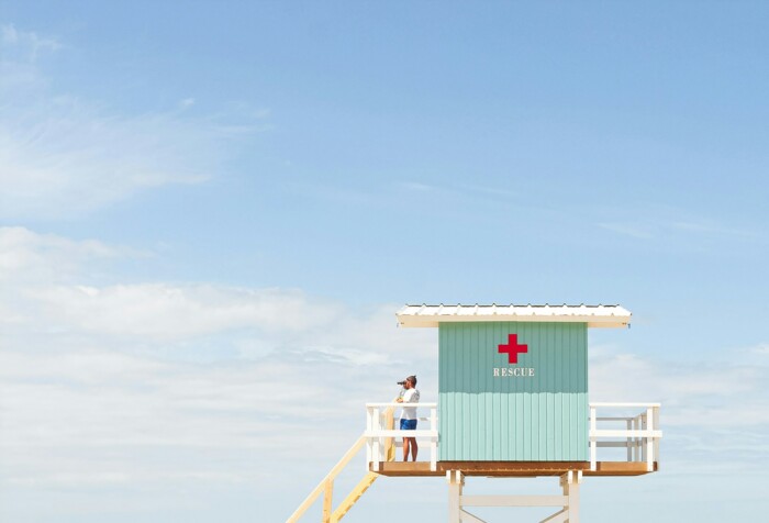 Wasseraufsicht_Rettungsschwimmer_schaut_aufs_Meer