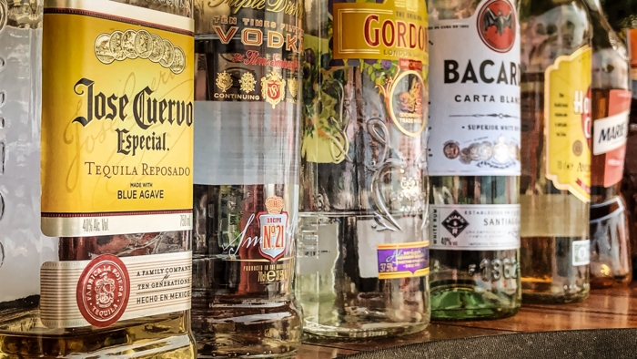 Aufnahme von hochprozentigen alkoholischen Getränken in einem Barfach