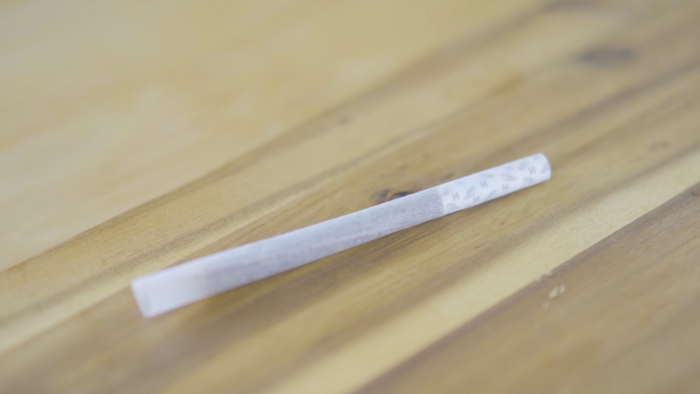 Gedrehter Joint mit Filtertip auf einem Holzbrett liegend