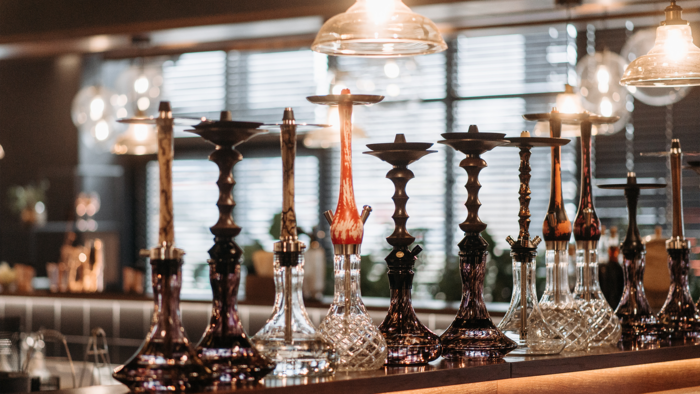 Diverse Wasserpfeifen auf einer Theke in einer Shisha-Bar