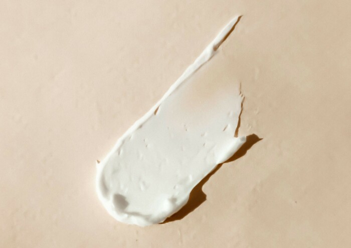 etwas_creme_auf_hellem_untergrund