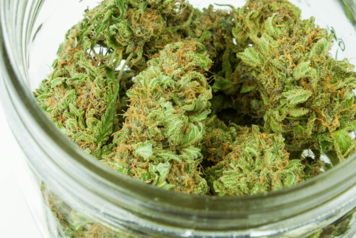 Cannabis in einem Glas zur Aufbewahrung