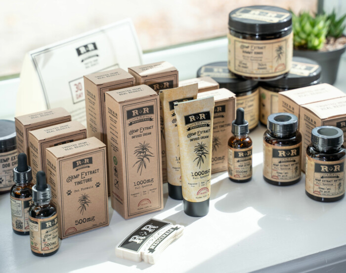 Verschiedene Cannabis Pflegeprodukte auf einer Fensterbank