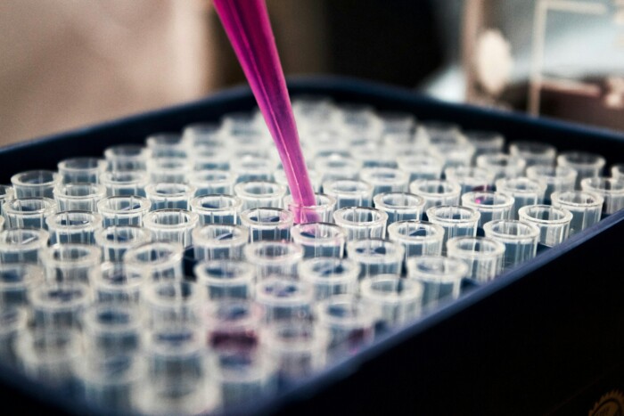 pipette_mit_fluessigkeit_vor_phiolen