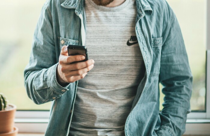 mann_checkt_sein_handy_mit_cannabis_app
