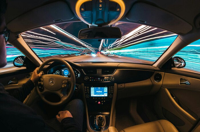 fahrerperspektive_im_auto_mit_verzerrten_lichtern