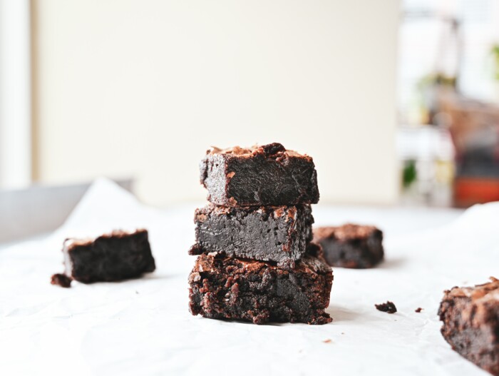 Schoko Brownies auf einem weißen Untergrund