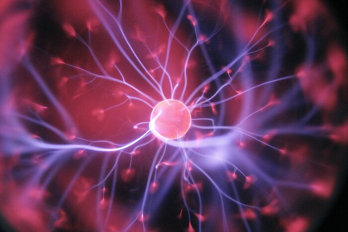 elektrisierender_neurotransmitter_auf_dunklem_hintergrund