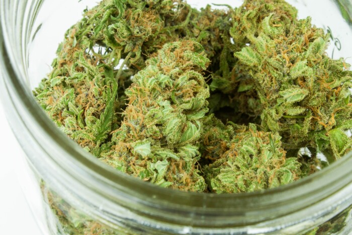 medizinisches_cannabis_in_glas