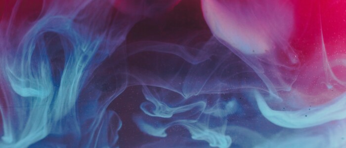Blau-Rotes künstlerisches Ambiente mit Zigarettenraus