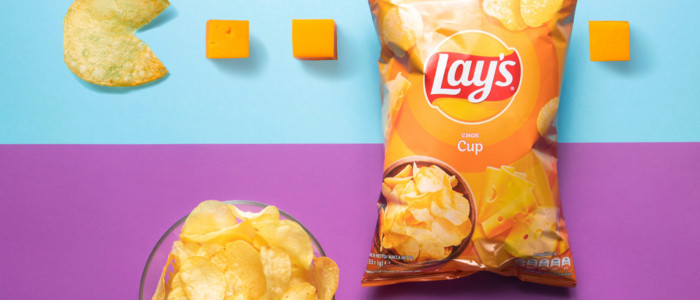 chipstuete_mit_chips_und_kaese_und_dip_auf_farbigem_hintergrund