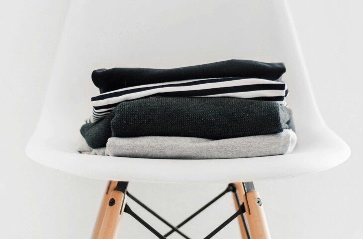 mode_auf_einem_hocker_vor_weissem_hintergrund