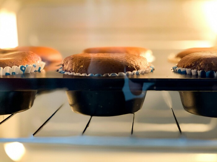 Cannabis Karotten Muffins werden im Ofen gebacken