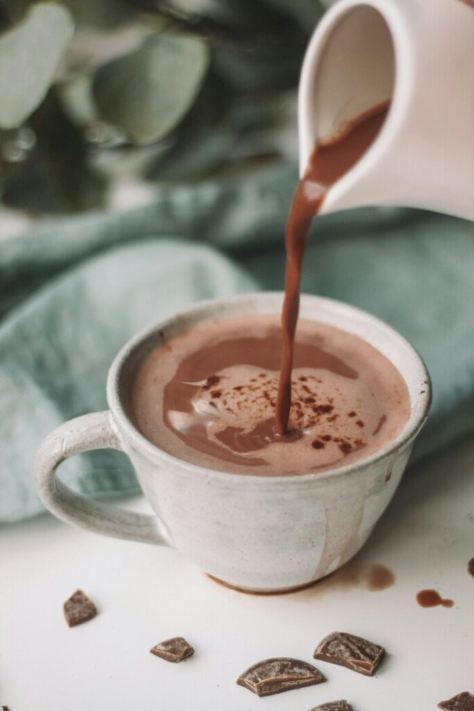 Cannabis-Milch: Ein einfacher Leitfaden 7 Eine Tasse wird mit warmem Kakao befuellt