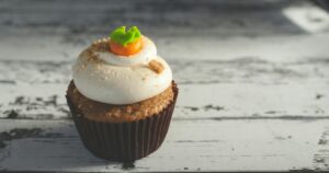 Cannabis Karotten-Muffins 8 Infused Cannabis Karotten Muffin mit Creme Und Karotte als Topping