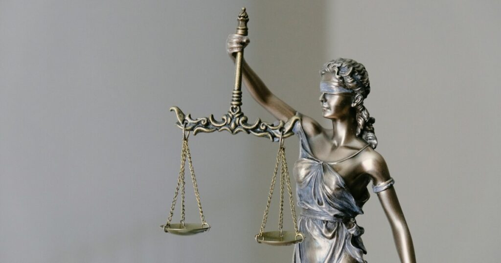 justizia statue vor hellem hintergrund